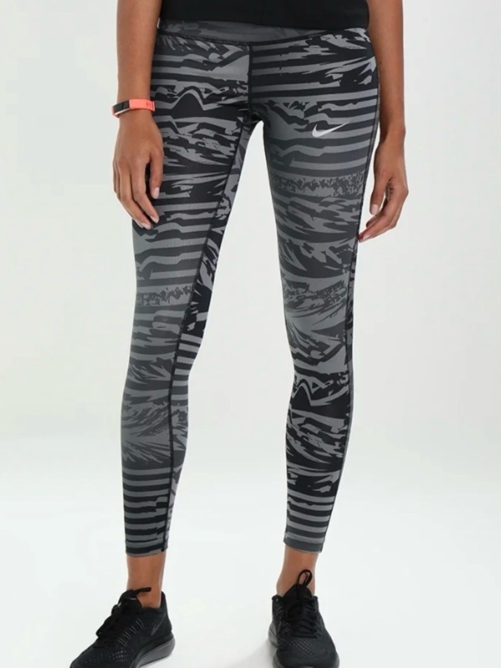 Nike Women's Black & Gray Patterned  Cropped Training Leggings